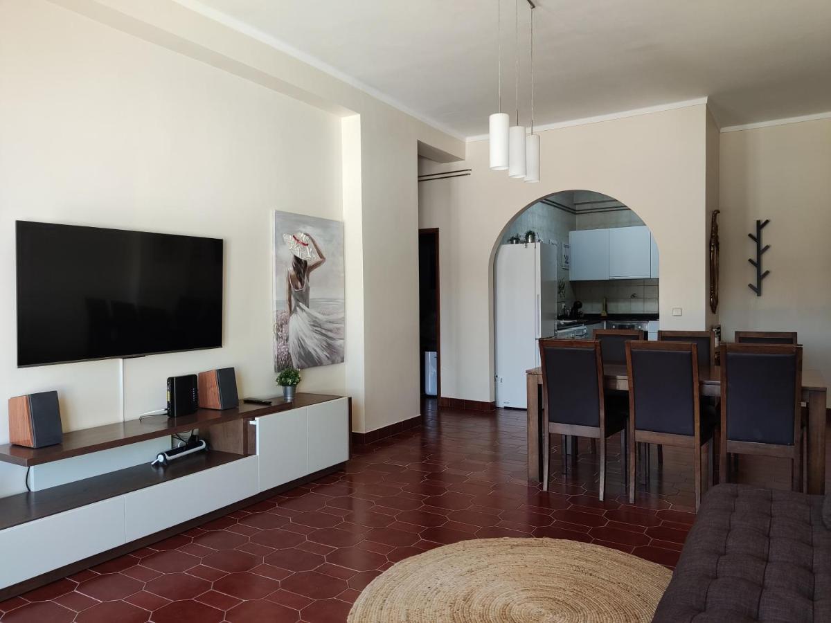 Apartment By The Beach! With Large Balcony! サン・マルティーニョ・ド・ポルト エクステリア 写真